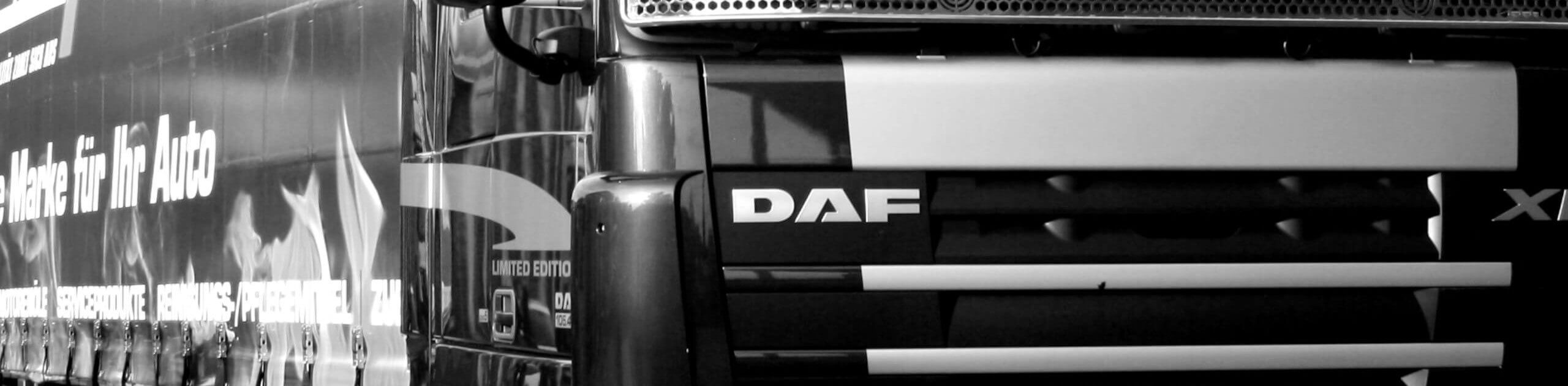 Schwarzweiß-Bild eines limitierten, schwarzen DAF-Trucks mit großem Frontgrill